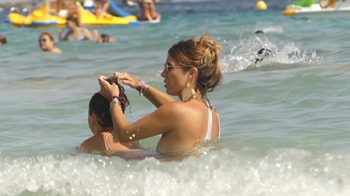 Elena Tablada, de vacaciones con su hija en Ibiza.-EUROPA PRESS