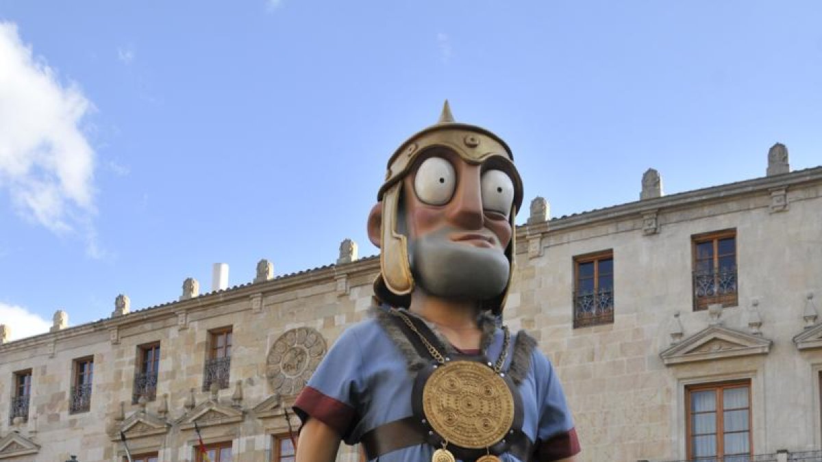 El gigante Retógenes en la plaza Mayor.-VALENTÍN GUISANDE