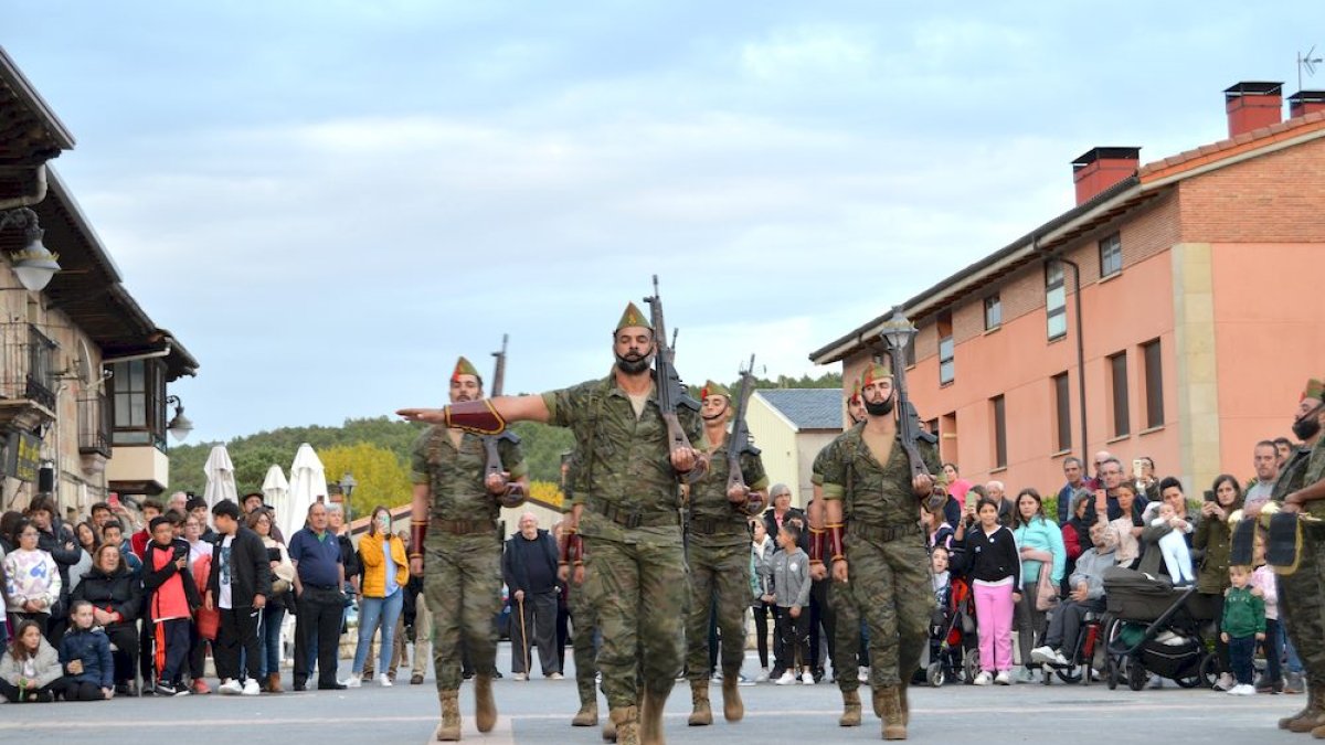 Desfile de la Legión en Navaleno.-RAQUEL FERNÁNDEZ