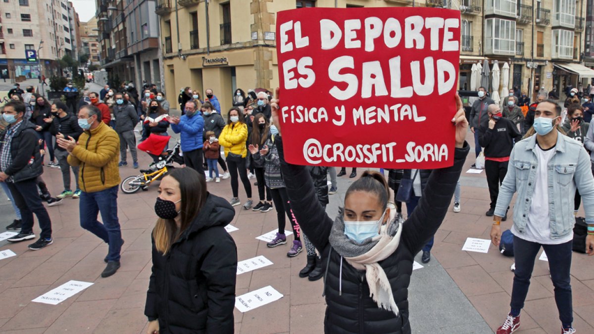 La patronal del sector del deporte, disconforme con el cierre por el covid, convocó una concentración.-MT