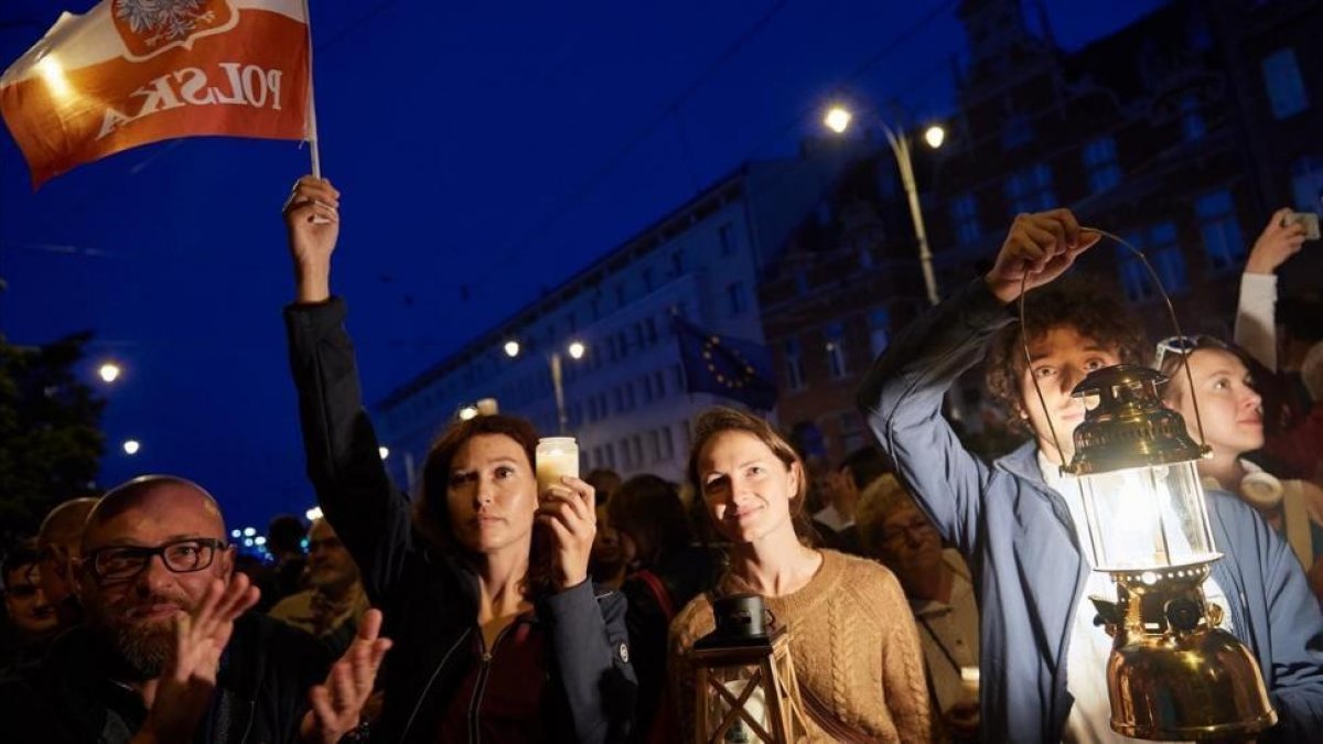 Cientos de personas participan en una protesta en Polonia-ADAM WARZAWA
