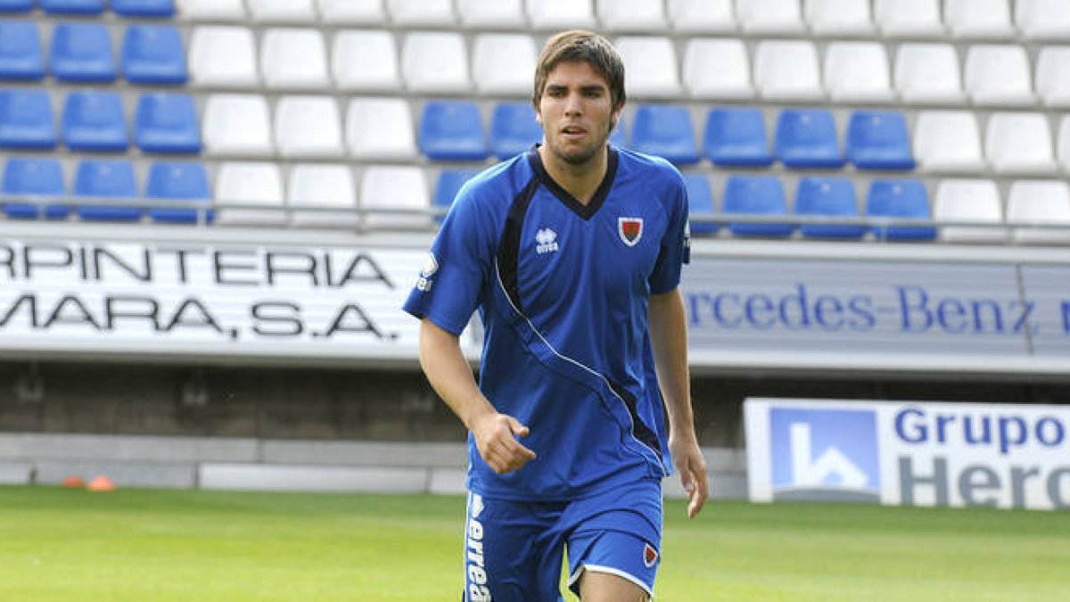 Leandro Cabrera en su primer entrenamiento con el Numancia. / VALENTÍN GUISANDE-