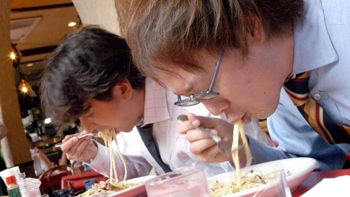Hombres comen en un restaurante-EFE