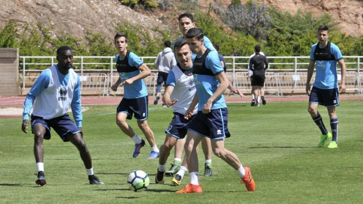 Los jugadores del Numancia en el regreso a los entrenamientos del equipo para preparar el vital partido ante Osasuna.-Valentín Guisande