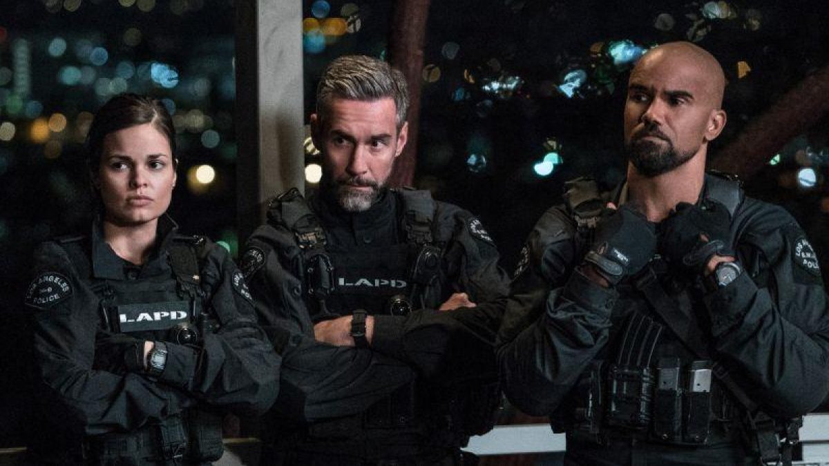 Los actores Lina Esco, Jay Harrington y Shemar Moore, en la serie de la cadena AXN SWAT. Los hombres de Harrelson.-EL PERIÓDICO