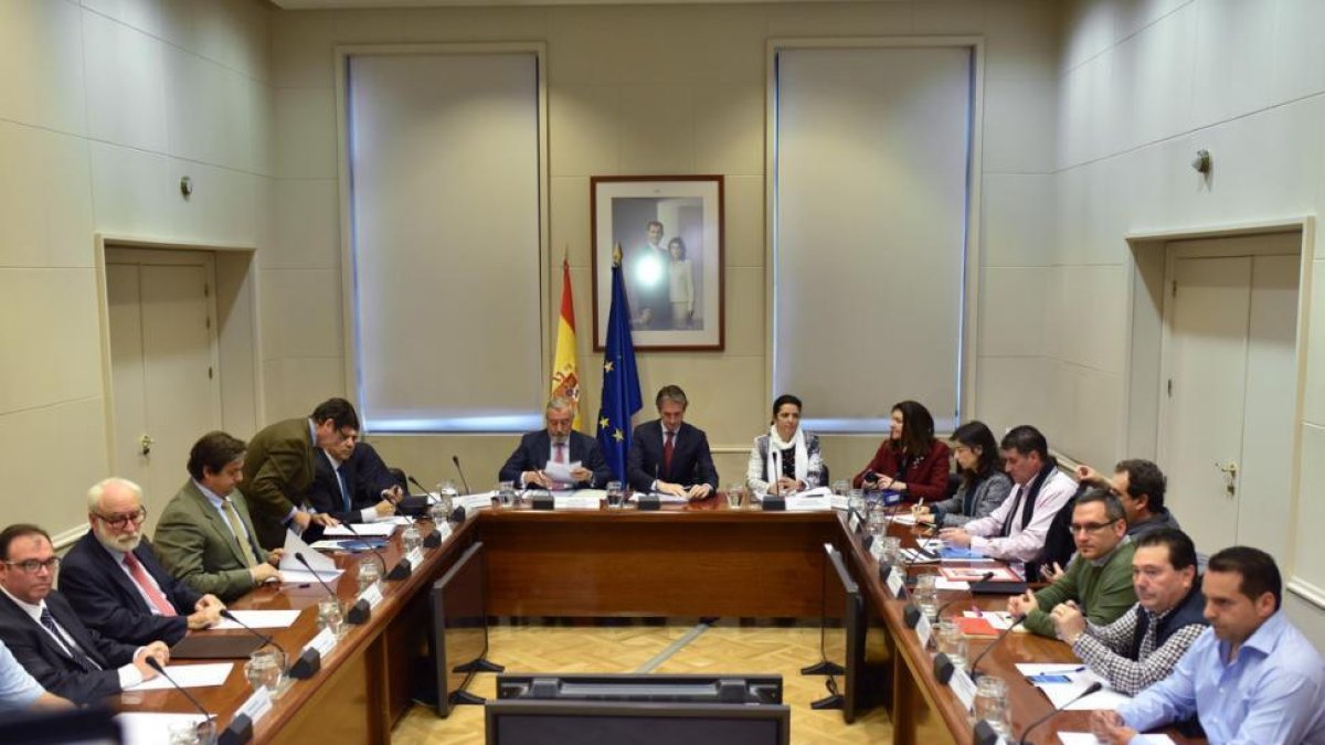 Reunión de los estibadores con el Gobierno.-