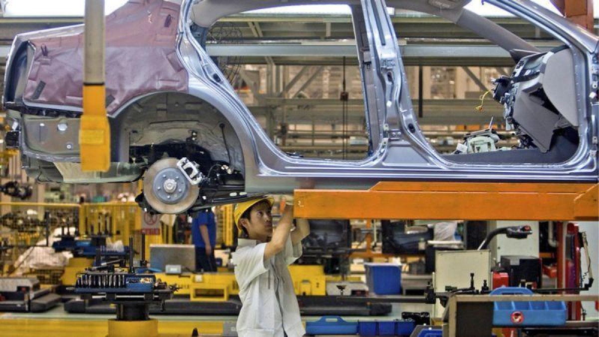 Un coche pasa por la línea de producción de la planta de First Automobile Works (FAW) en China.-DIEGO AZUBEL (EFE)