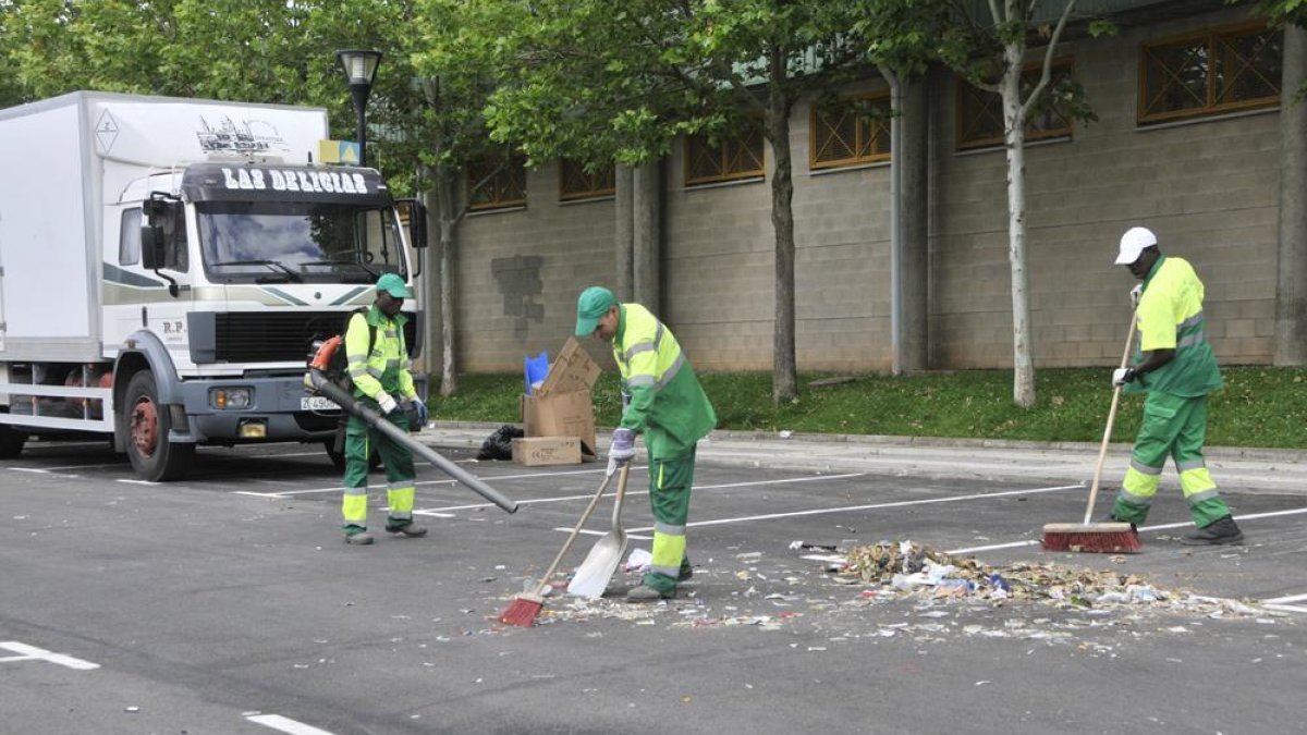 Imagen de la recogida de basuras en la capital soriana.-VALENTIN GUISANDE