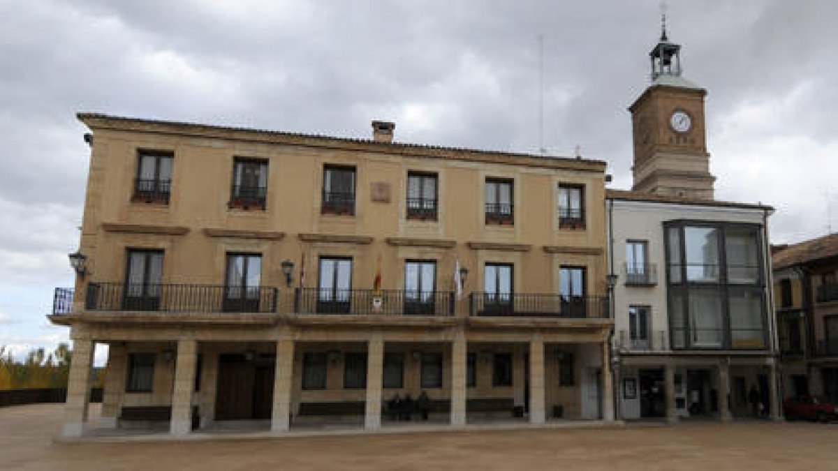 Exterior de la casa consistorial adnamantina. / ÁLVARO MARTÍNEZ-