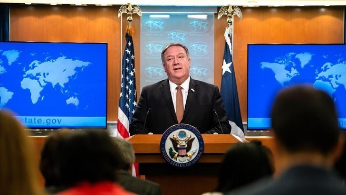 El secretario de Estado de EEUU, Mike Pompeo, durante la rueda de prensa en la que ha anunciado el veto al personal del Tribunal Penal Internacional.-JIM LO SCALZO (EFE)