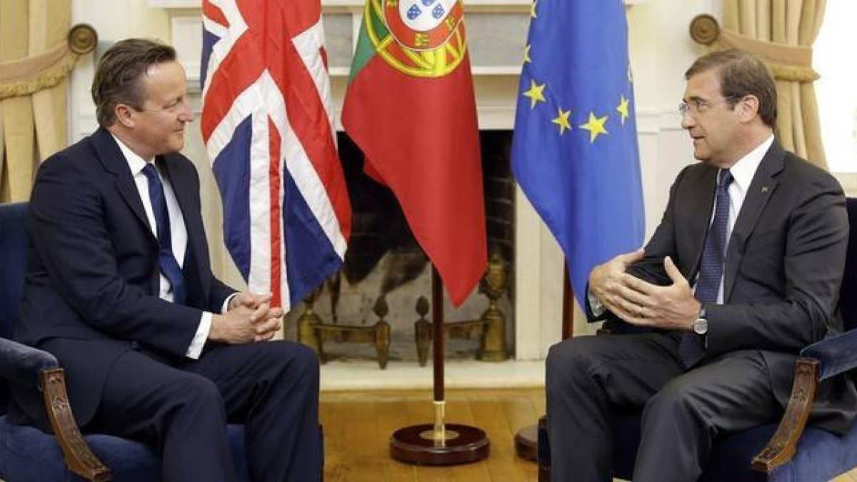 Cameron (izquierda), durante su encuentro con Passos Coelho, en Lisboa, este viernes.-AP / ARMANDO FRANCA
