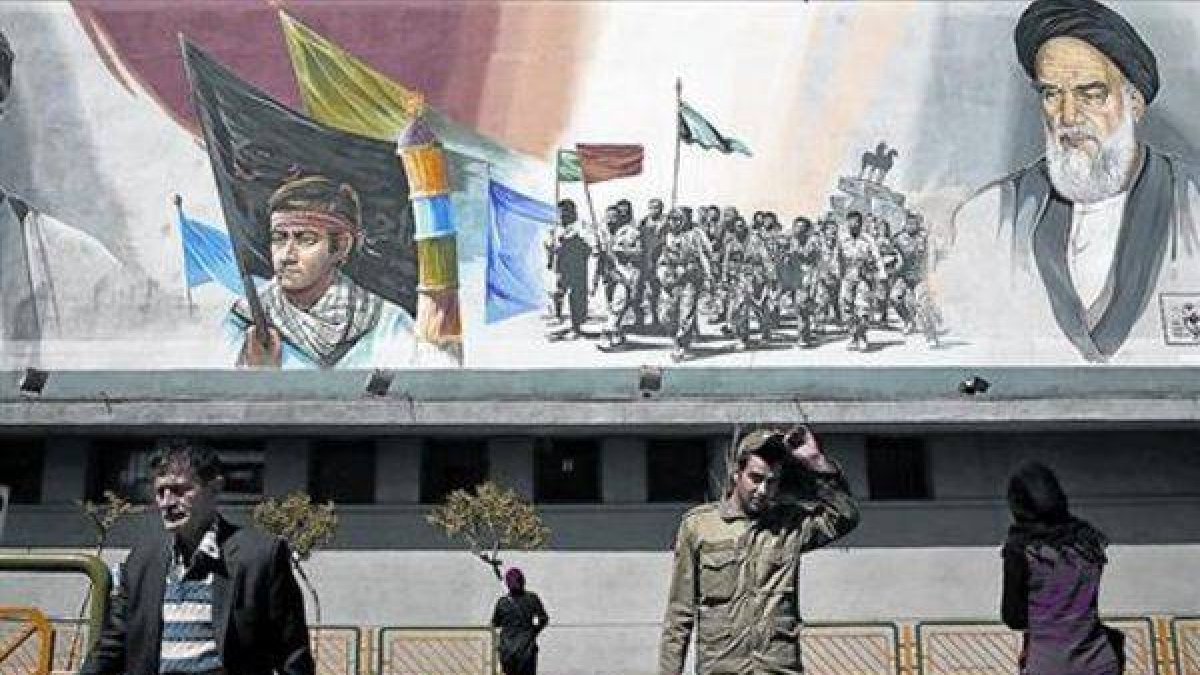Un mural celebrando la Revolución iraní de 1979 preside una calle del centro de Teherán.-Foto: AP / VAHID SALEMI