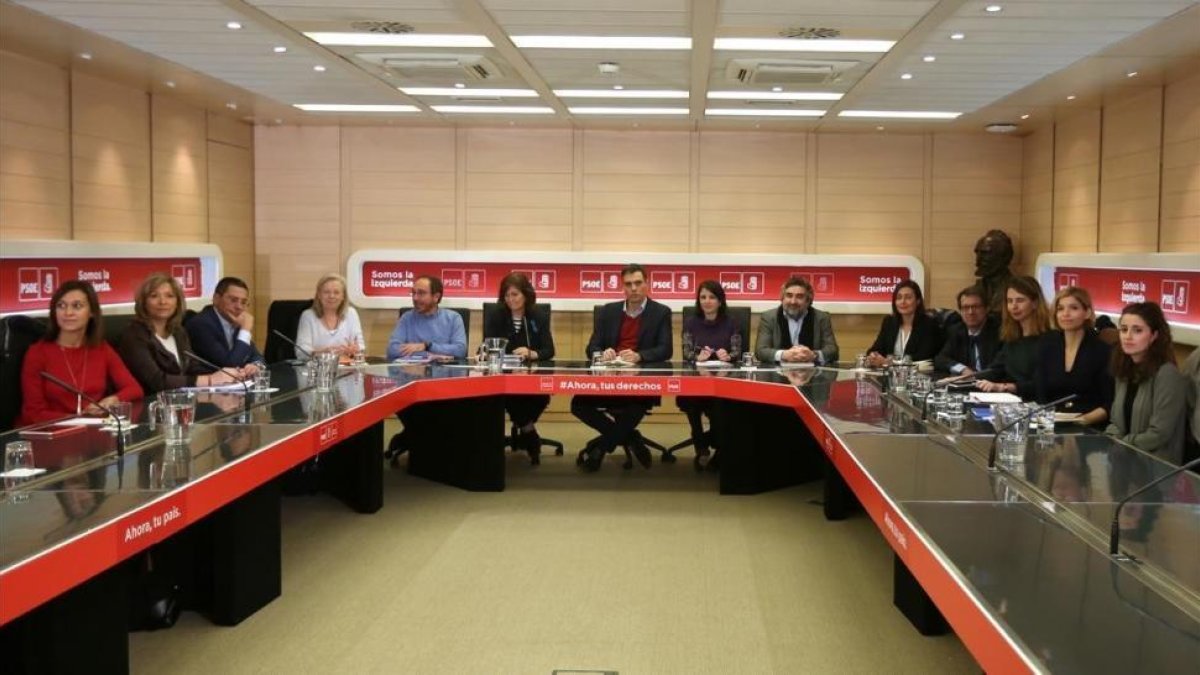 Pedro Sánchez en una reunión con investigadores y expertos universitarios para analizar los cambios a acometer en la Constitución.-DAVID CASTRO
