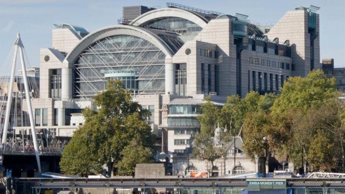Imagen de archivo de la estación ferroviaria de Charing Cross, en Londres.-EL PERIÓDICO
