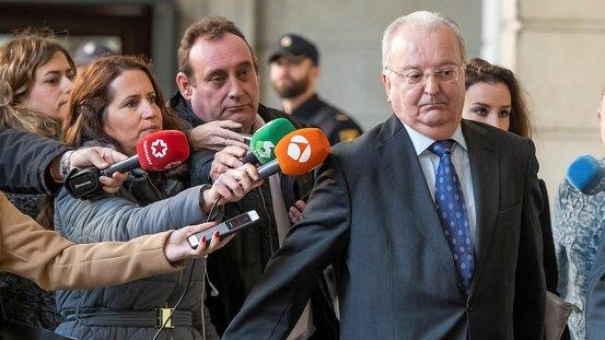 El exconsejero de Empleo, Antonio Fernández, a su llegada a la Audiencia de Sevilla.-EFE