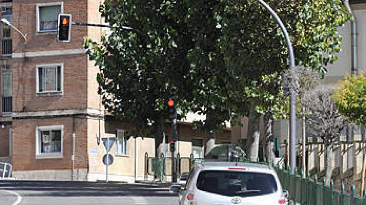 Semáforo de control de velocidad en Cuesta Dehesa Serena. / VALENTÍN GUISANDE-