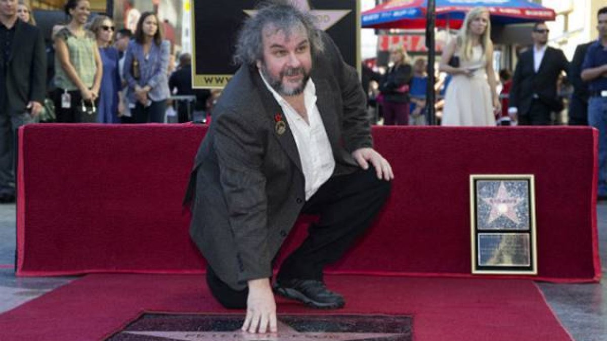 El director Peter Jackson junto a su estrella, en el paseo de la Fama de Los Ángeles.-Foto: REUTERS / MARIO ANZUONI