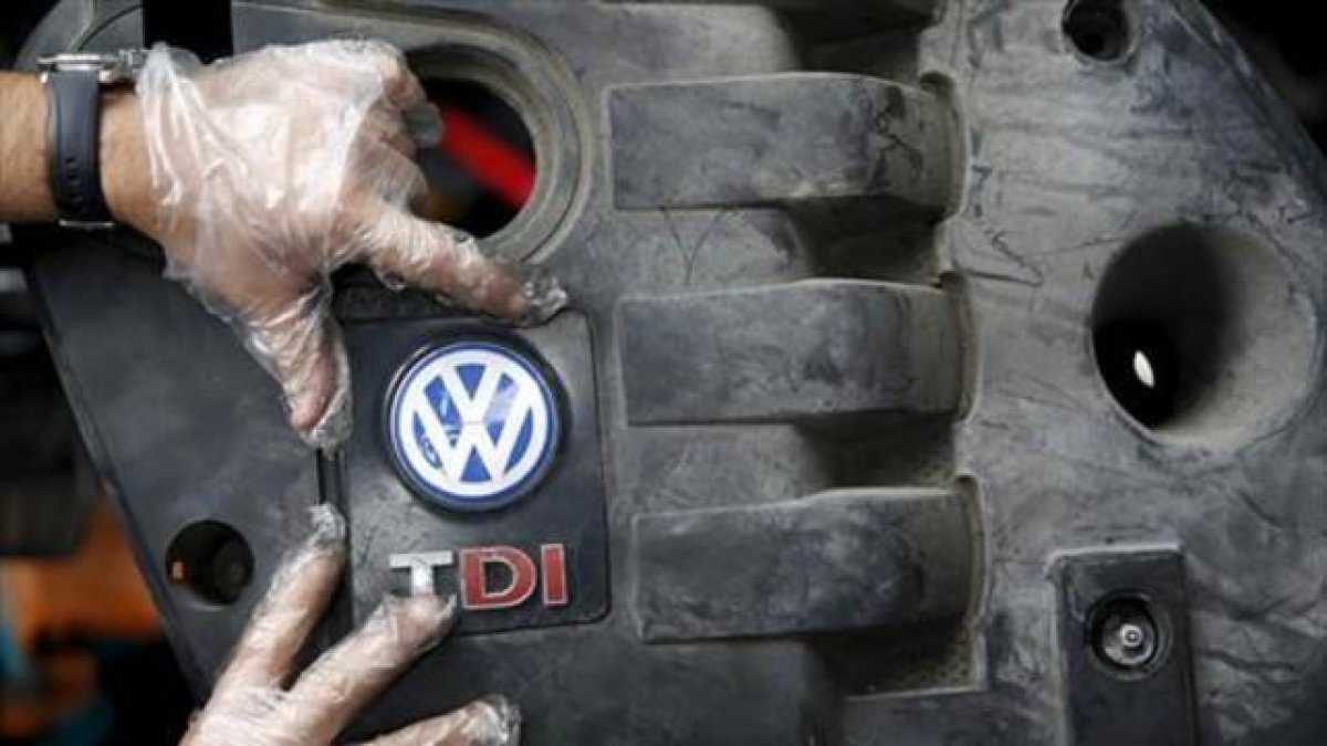 Un trabajador muestra el logo de un motor diésel TDI de Volkswagen de segunda mano en Jelah, Bosnia.-REUTERS/DADO RUVIK