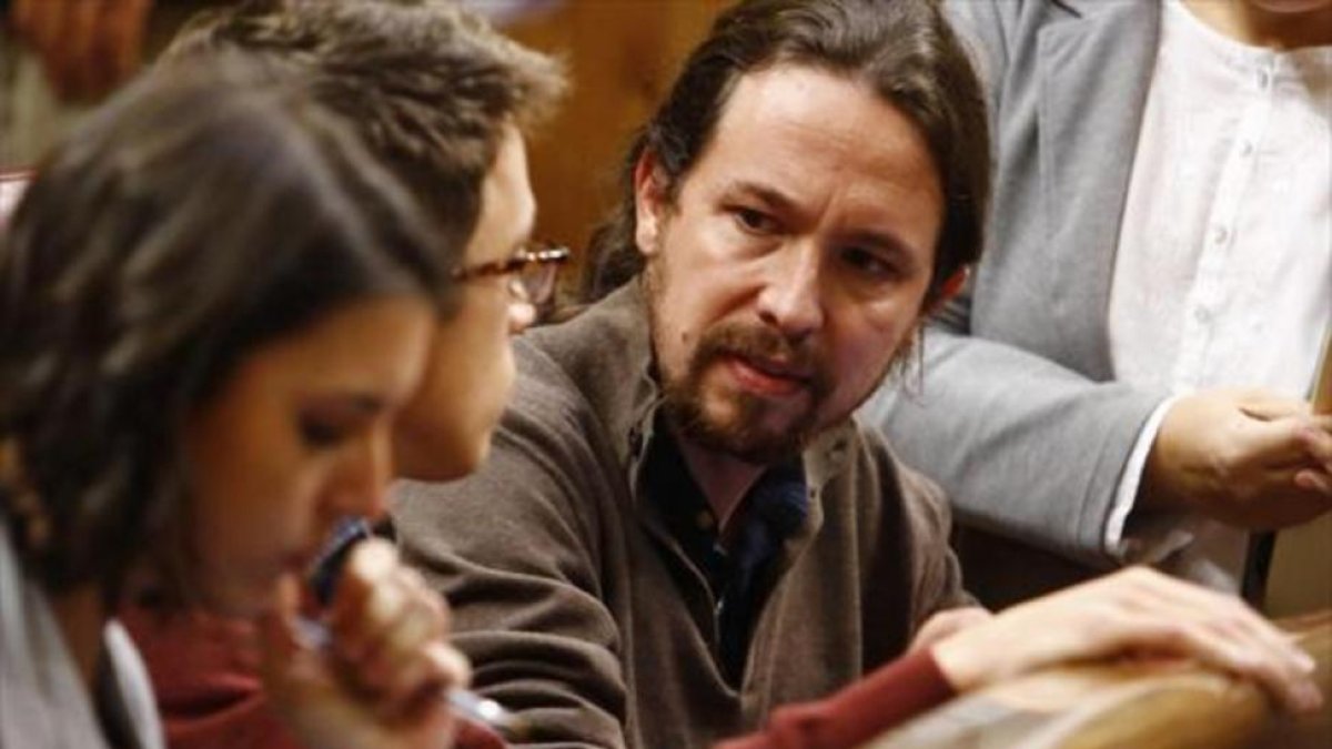 Irene Montero, Iñigo Errejón y Pablo Iglesias, discutiendo en sus escaños del Congreso el pasado 31 de enero.-AGUSTÍN CATALÁN
