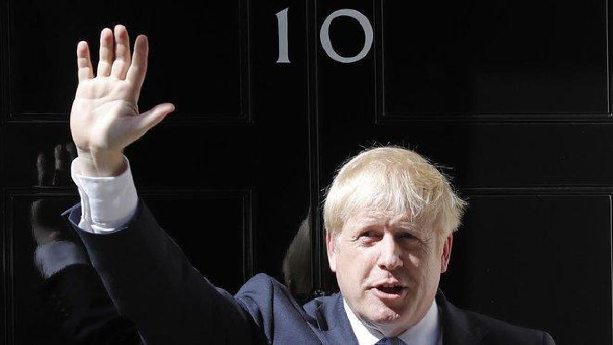 El nuevo primer ministro británico, Boris Johnson, saluda en la puerta del 10 de Downing Street, este miércoles.-AP / FRANK AUGSTEIN