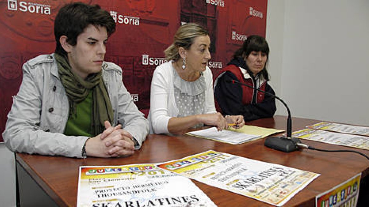 Rita López, acompañada de dos organizadores, presenta la nueva edición del Juvestival / ÁLVARO MARTÍNEZ-