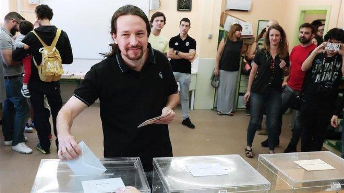 Pablo Iglesias vota en el colegio La Navata, de Galapagar.-ÁNGEL DIAZ (EFE)