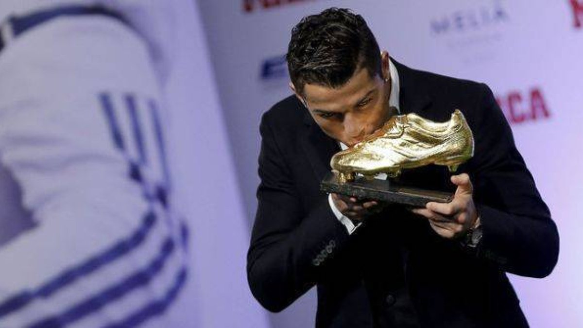 Cristiano Ronaldo, con su tercera Bota de Oro.-Foto: JOSÉ LUIS ROCA
