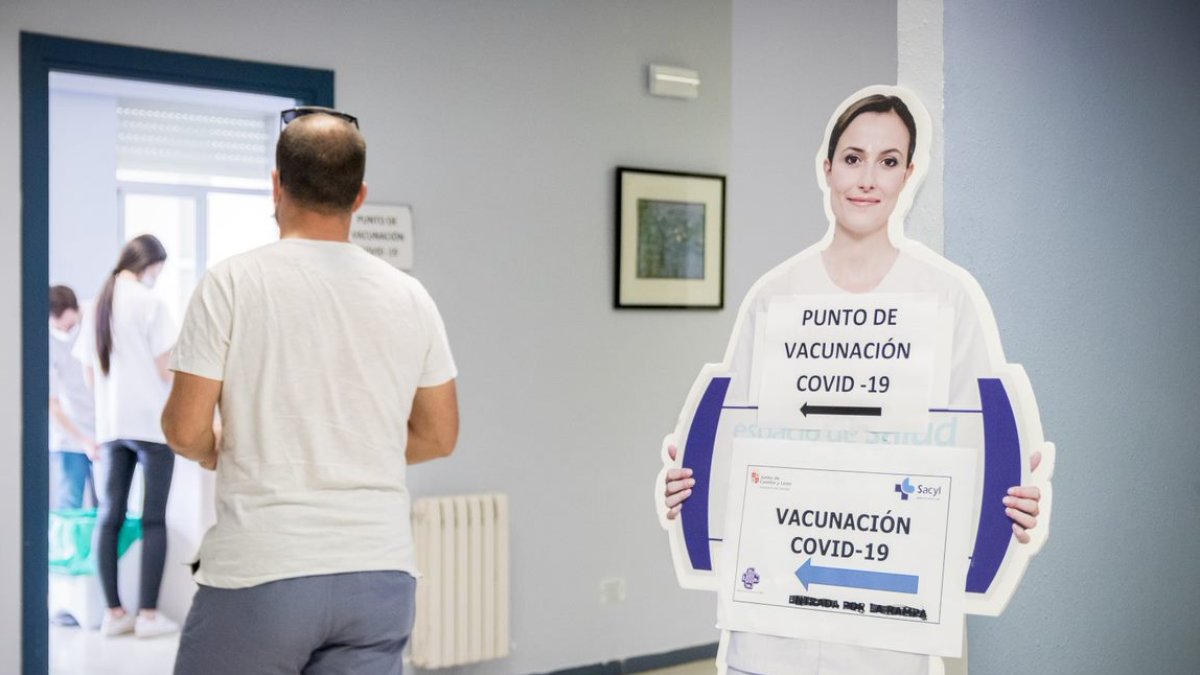 Jornada de vacunación en el Hospital Virgen del Mirón, en la mañana de ayer. GONZALO MONTESEGURO
