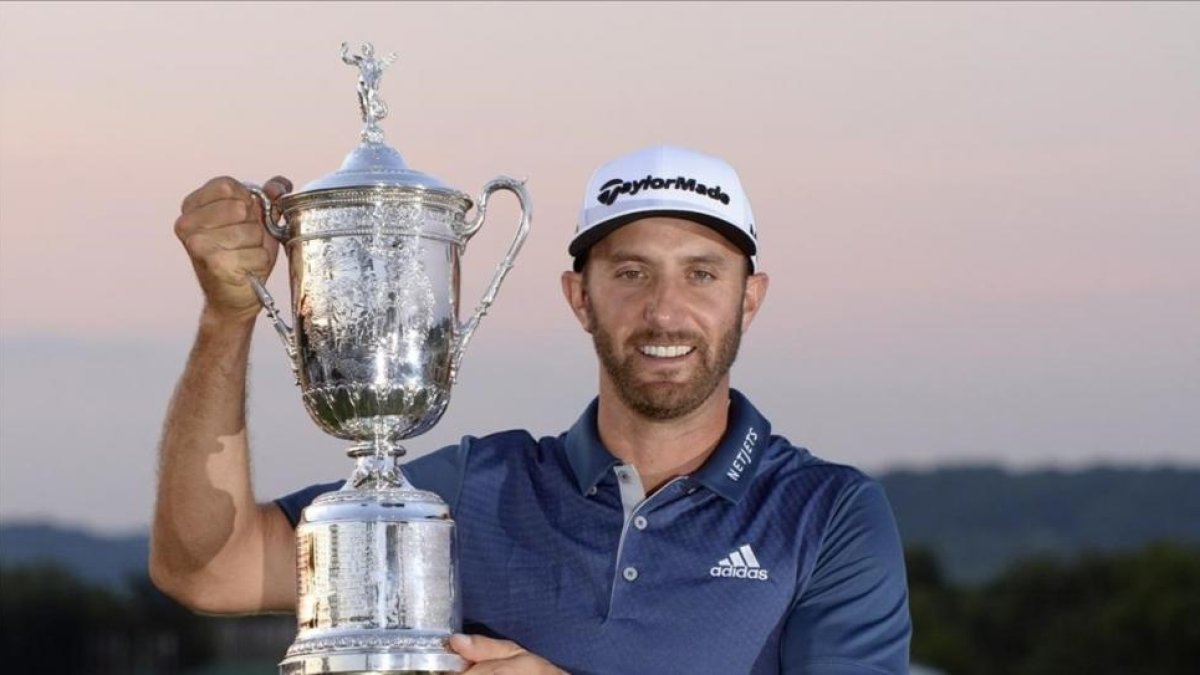 Dustin Johson posa junto al trofeo.-USA TODAY / MICHAEL MADRID