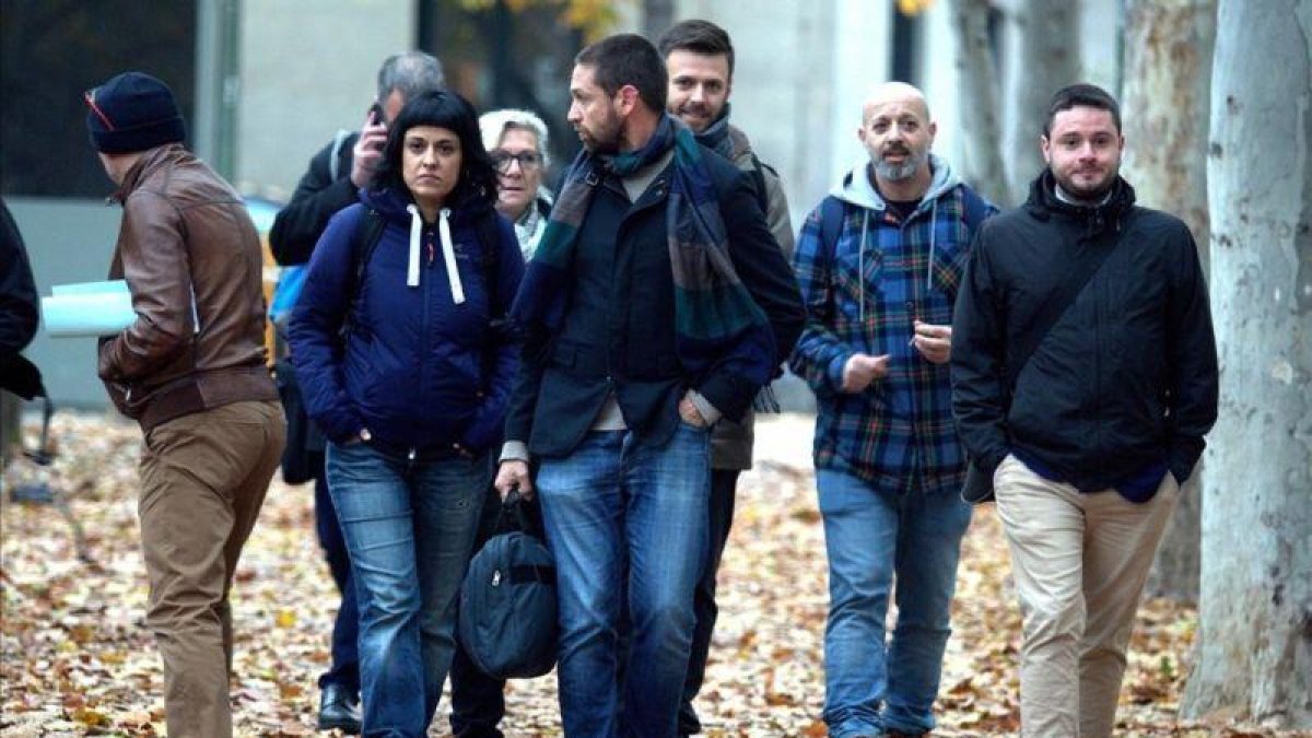 Anna Gabriel de camino a la Audiencia Nacional en solidaridad con los detenidos por la quema de fotos del Rey.-DAVID CASTRO