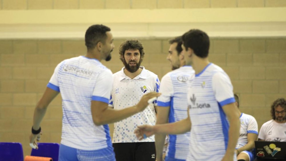 Los de Sevillano regresan de vacío del viaje a Canarias.-Mario Tejedor