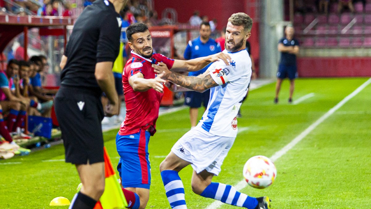 Rubén Mesa, en una acción contra el Alcoyano, que se llevó la victoria en la primera vuelta. MARIO TEJEDOR