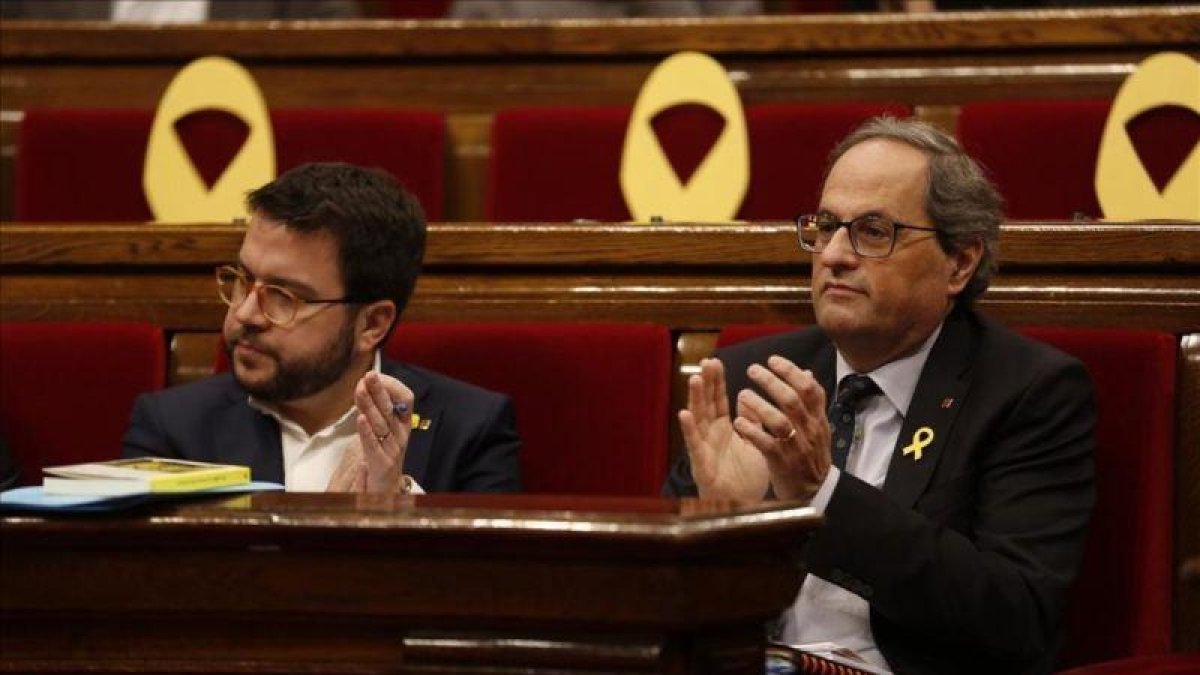Pere Aragonès y Quim Torra, en el Parlament.-ALBERT BERTRAN