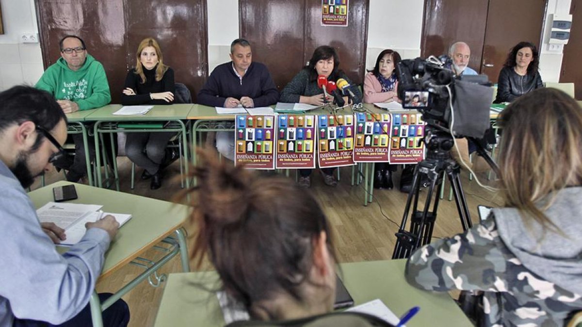 Los representantes de la Junta de Personal Docente trasladan ayer su petición ante los medios.-MARIO TEJEDOR