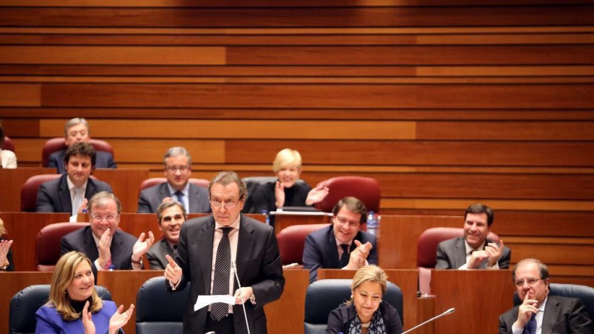 El consejero de la Presidencia, José Antonio de Santiago-Juárez, durante el Pleno de las Cortes de Castilla y León-Ical