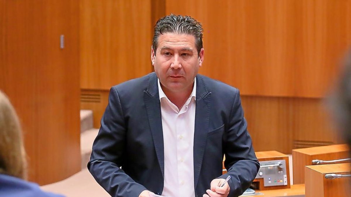 El procurador de UPL, Luis Mariano Santos, durante su intervención en el debate sobre el estado de la Comunidad.-ICAL