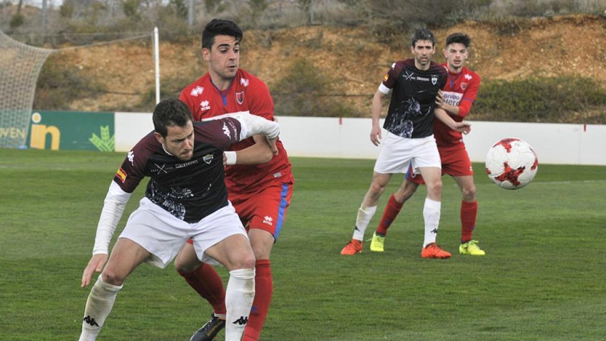 Partido de poder a poder entre el Numancia B y el Tordesillas en la lucha por entrar en play off.-Valentín Guisande
