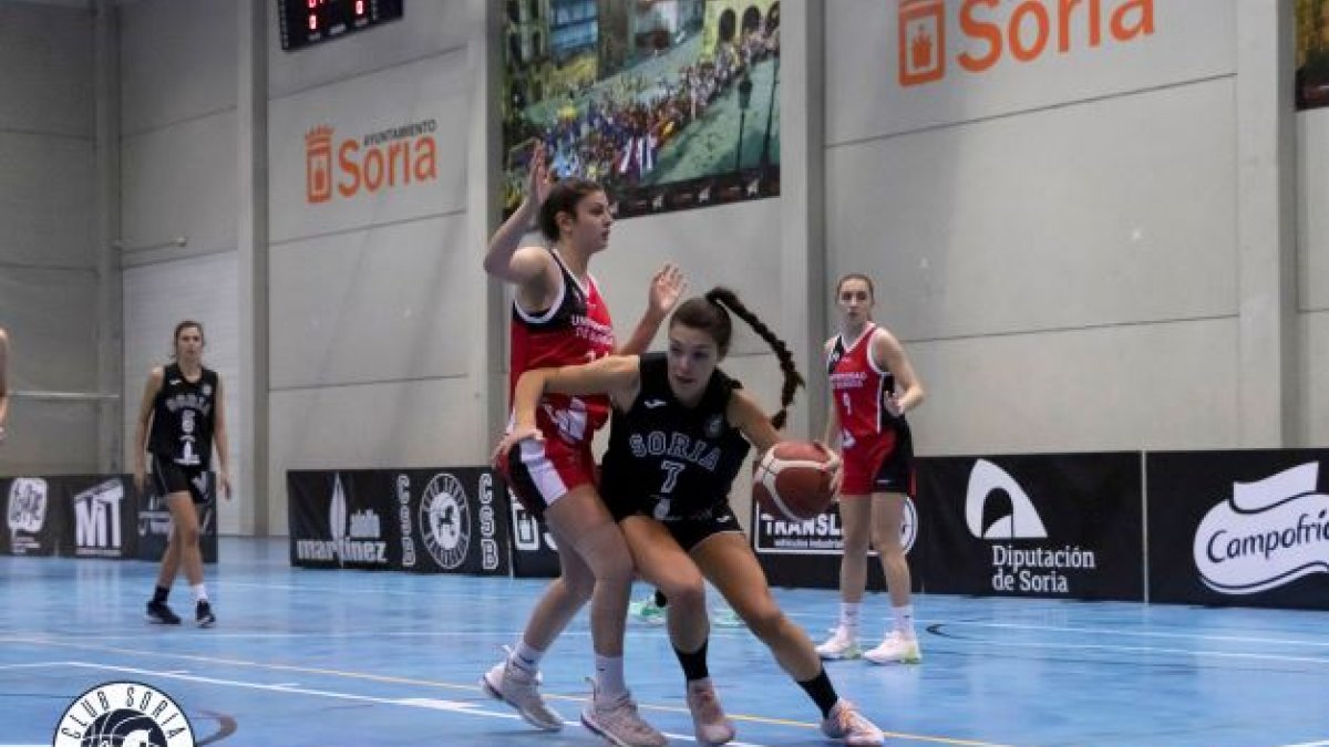 Alina de Miguel, en un lance del último partido en casa ante la Universidad de Burgos. HDS