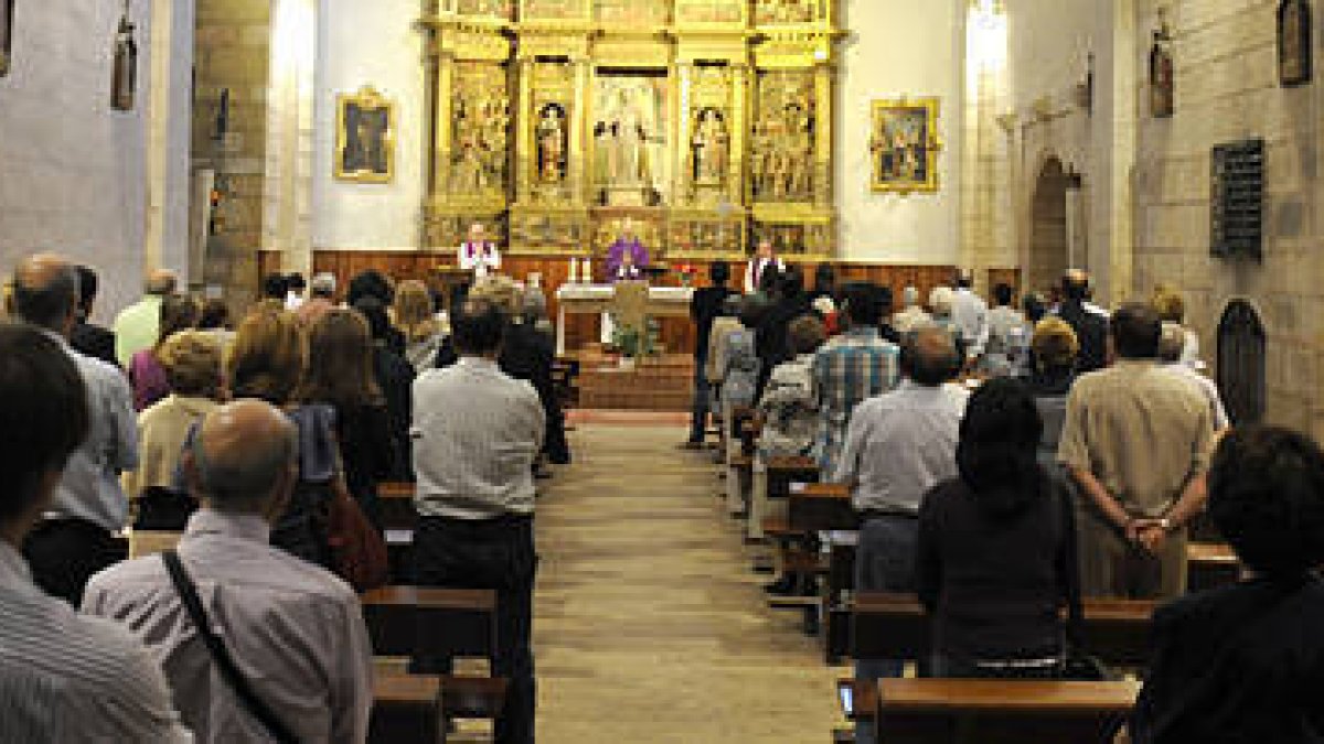 Celebración de una eucaristía dominical en la iglesia de San Francisco. / VALENTÍN GUISANDE-
