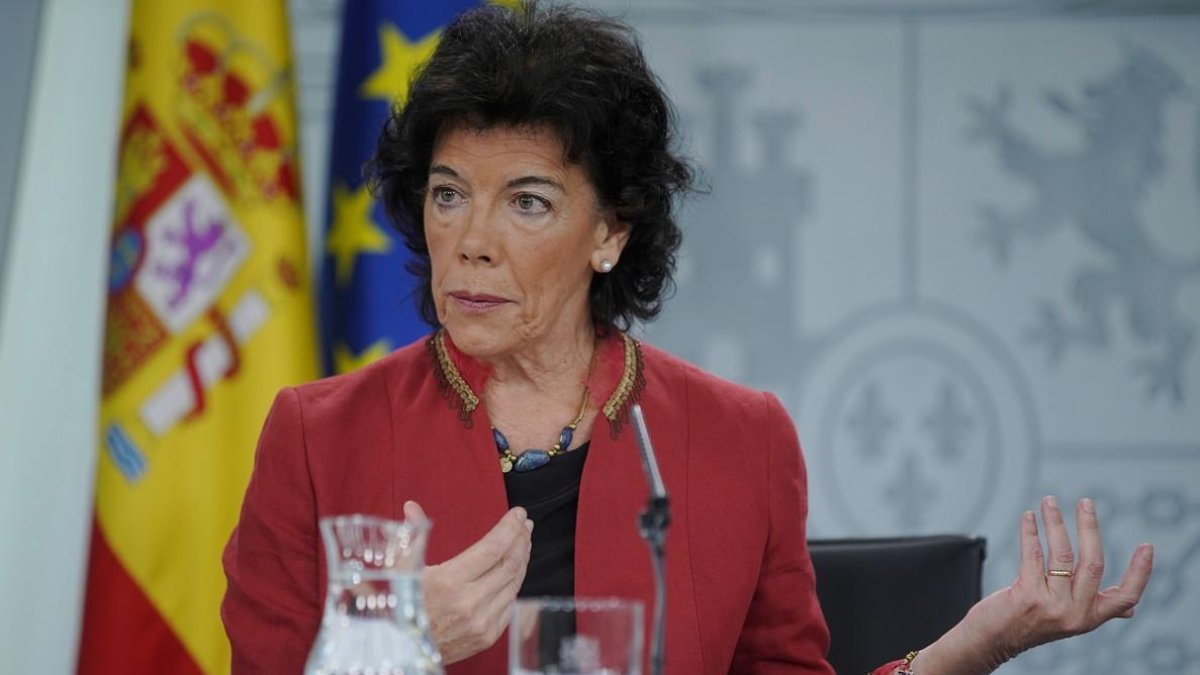 La portavoz del Gobierno, Isabel Celaá, durante la rueda de prensa posterior al Consejo de Ministros.-JOSE LUIS ROCA