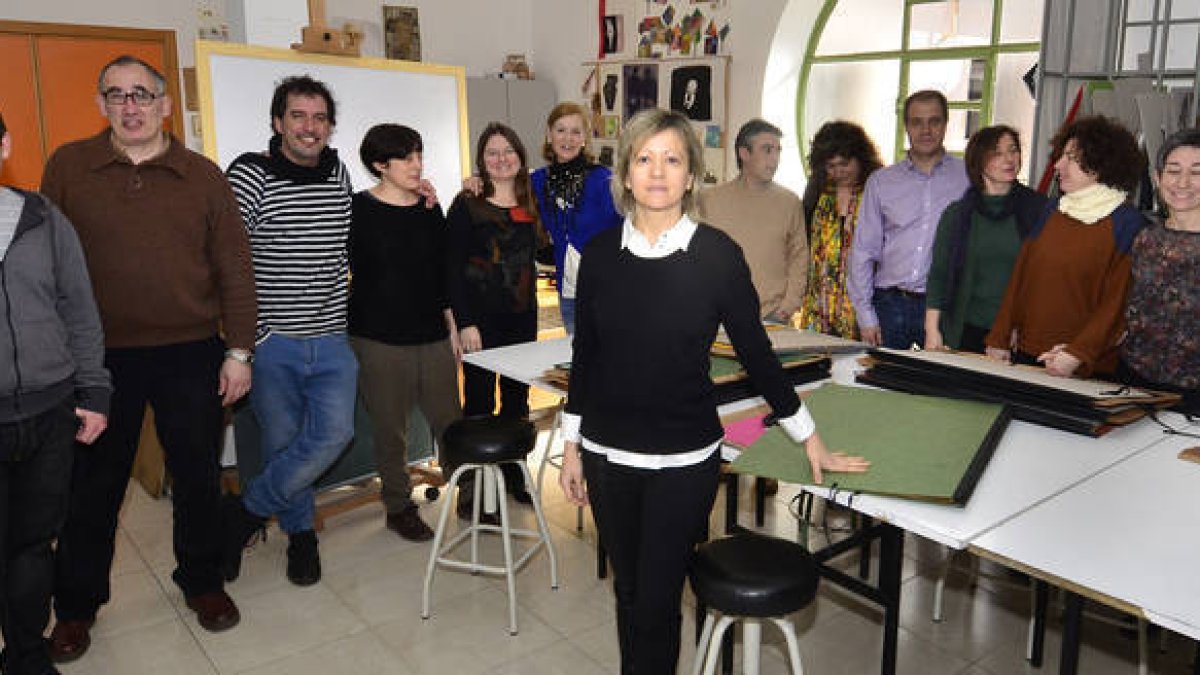 Profesores y personal no docente de la Escuela de Arte y Superior de Soria con su directora, Teresa Pacho, en el centro, en una imagen tomada el viernes. / ÁLVARO MARTÍNEZ-
