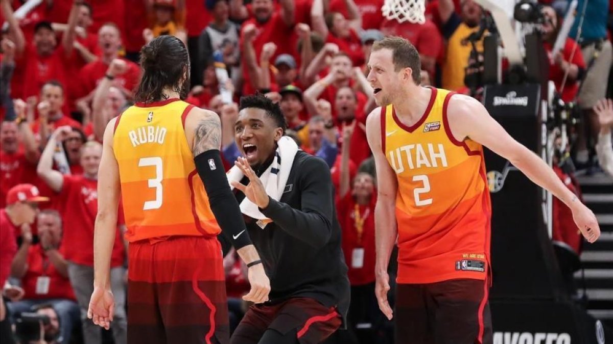 Mitchell e Ingles (derecha) felicitan a Ricky Rubio por su exhibiciónen un tiempo muerto-CHRIS NICHOLL