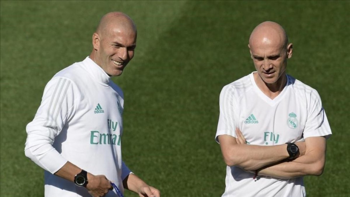 Zidane y su segundo, Bettoni, durante el entrenamiento de este sábado en la ciudad deportiva de Valdebebas.-JAVIER SORIANO / AFP
