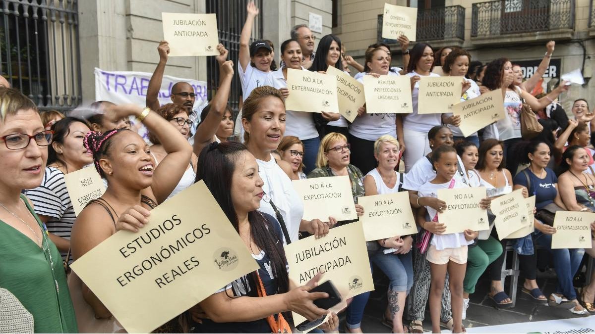 Concentración convocada por Las Kellys en la plaza Sant Jaume de Barcelona. /-JORDI COTRINA (EL PERIÓDICO)