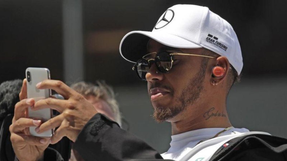 El británico Lewis Hamilton (Mercedes), en un momento de descanso del GP de China.-AP / ANDY WONG