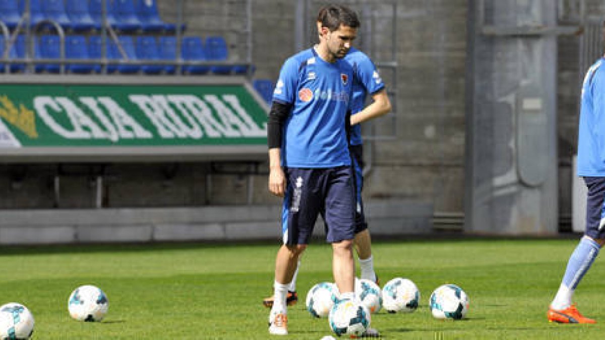 Antonio Tomás durante el entrenamiento de ayer miércoles en el que tuvo que retirarse. / VALENTÍN GUISANDE-