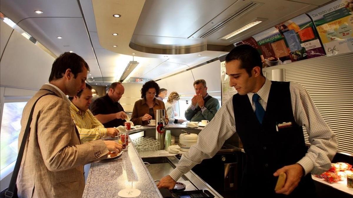 Un camarero sirve a un cliente en el bar de un tren AVE.-DANNY CAMINAL