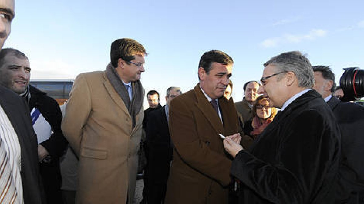 José Blanco y Antonio Pardo en la inauguración de la autovía./V. G. -