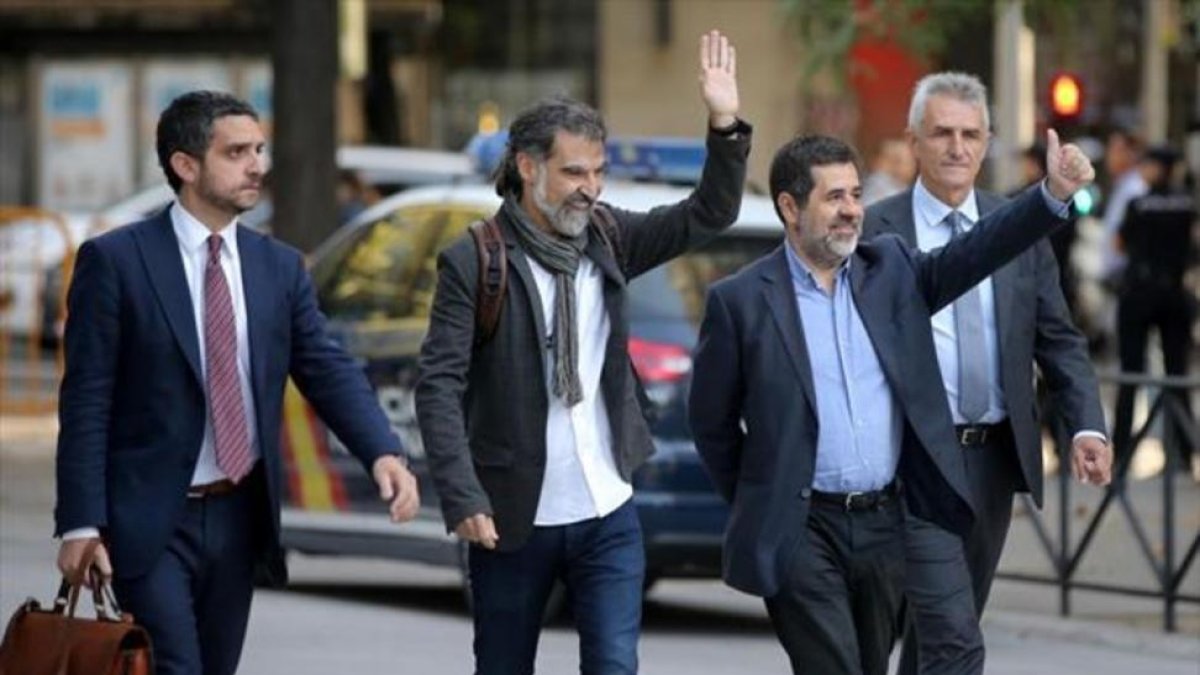 Cuixart y Sànchez saludan a amigos y seguidores, el lunes 16 de octubre en Madrid.-JOSÉ LUIS ROCA / ÁLVARO MONGE