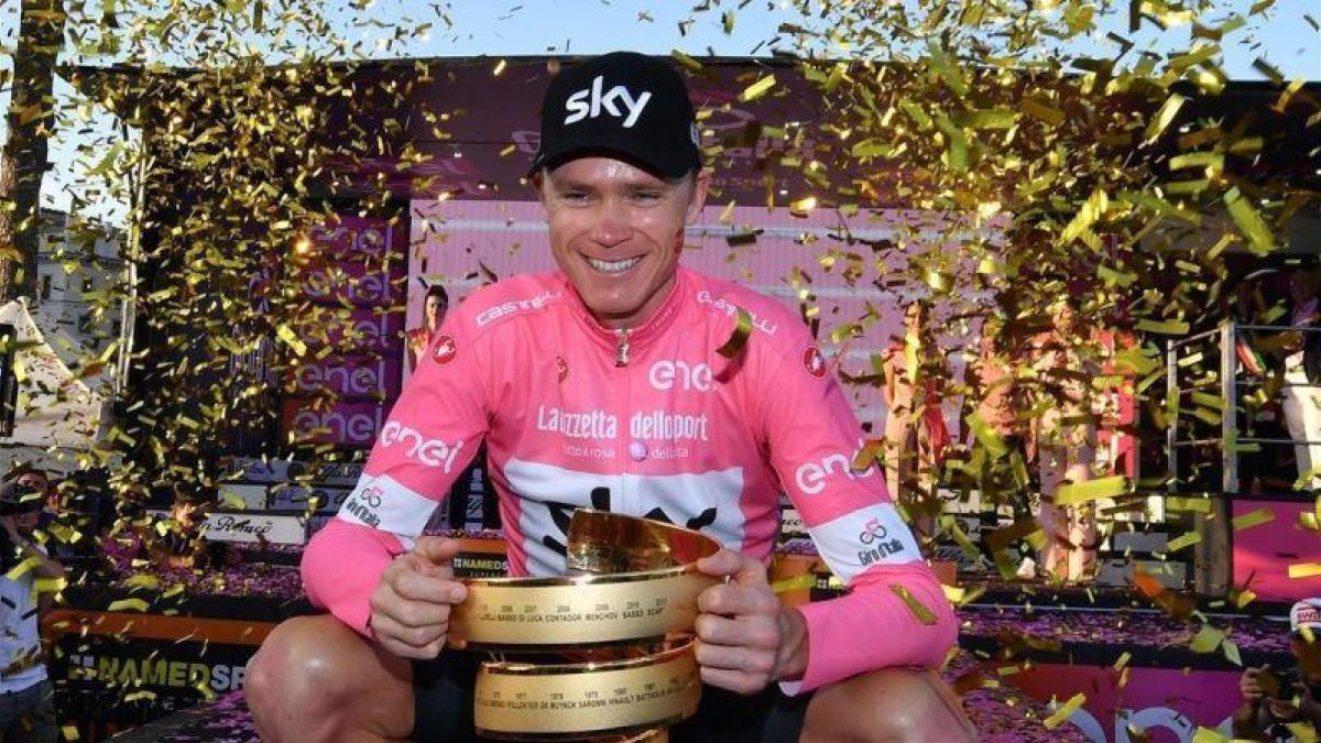 Chris Froome posa con el trofeo del Giro en el podio de Roma.-AP / DANIEL DAL ZENNARO